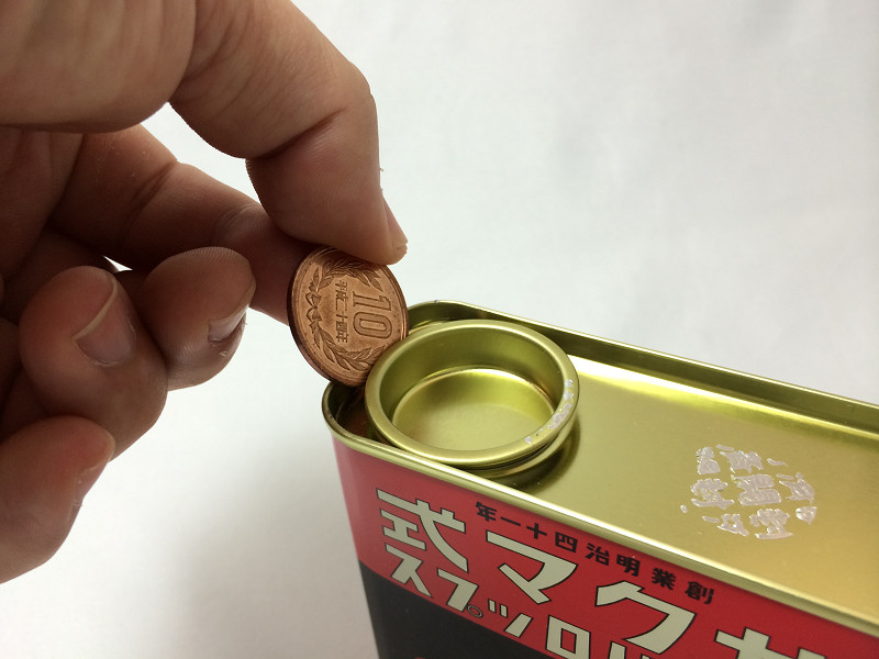 コインでサクマ式ドロップスを開ける