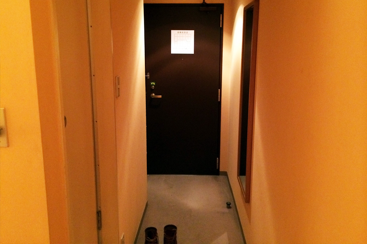 洋室シングル 13.5平米 ドア側