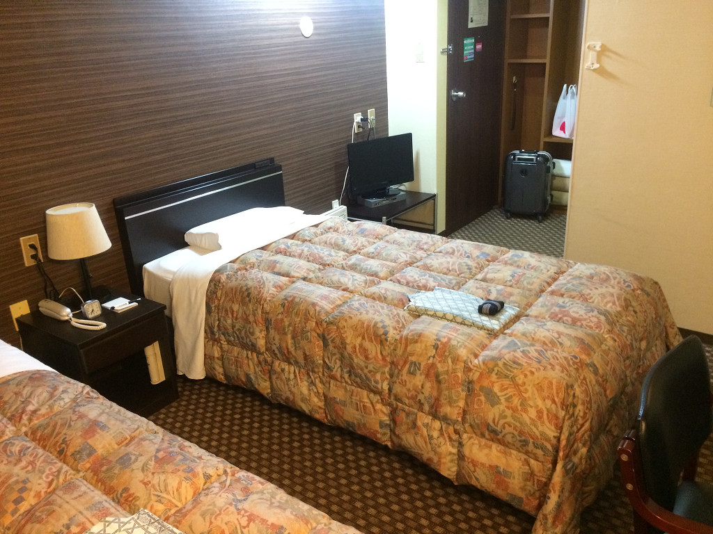 ホテル松山ヒルズ JR松山駅前店 ツインルーム ドア側