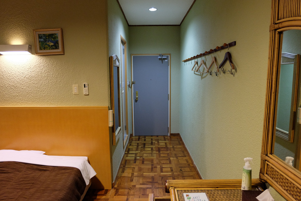 花と緑のみずほ石垣島 ダブルルーム ドア側