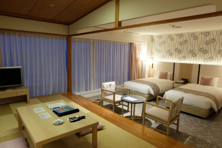 西館広め和洋室