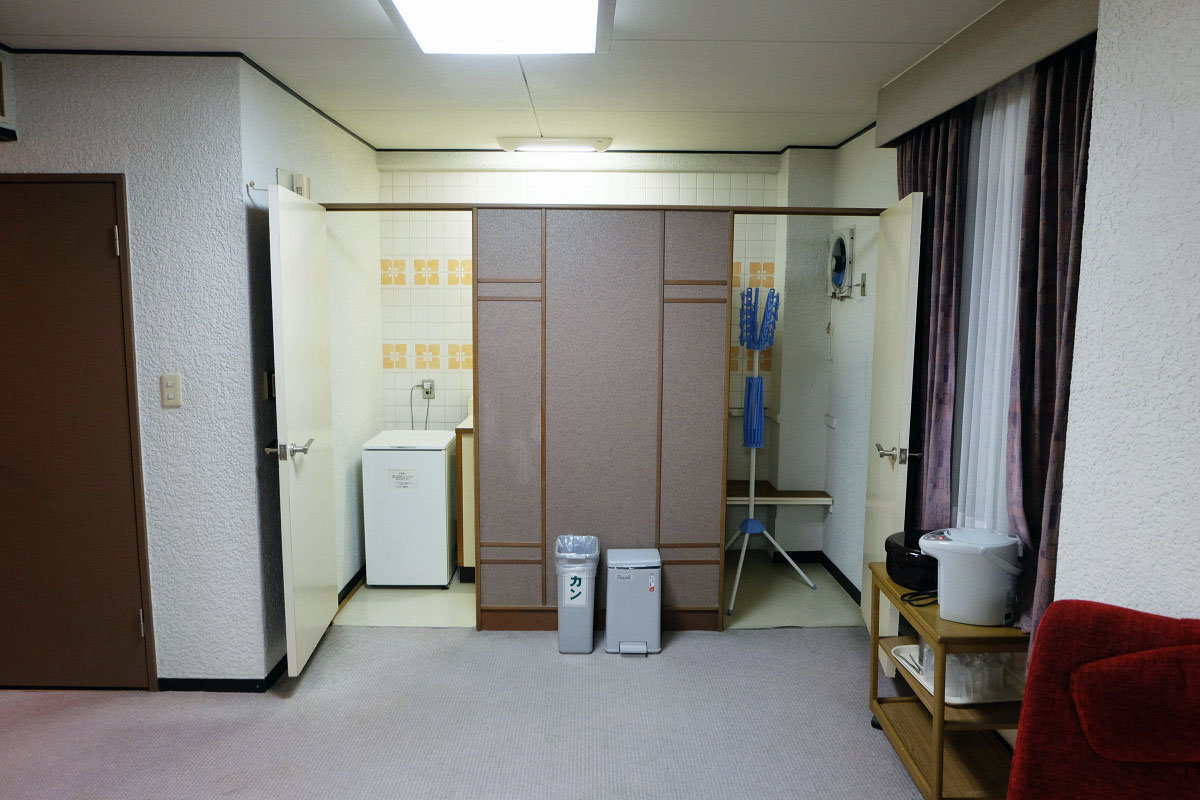 キッチンスペースと物干しスペース