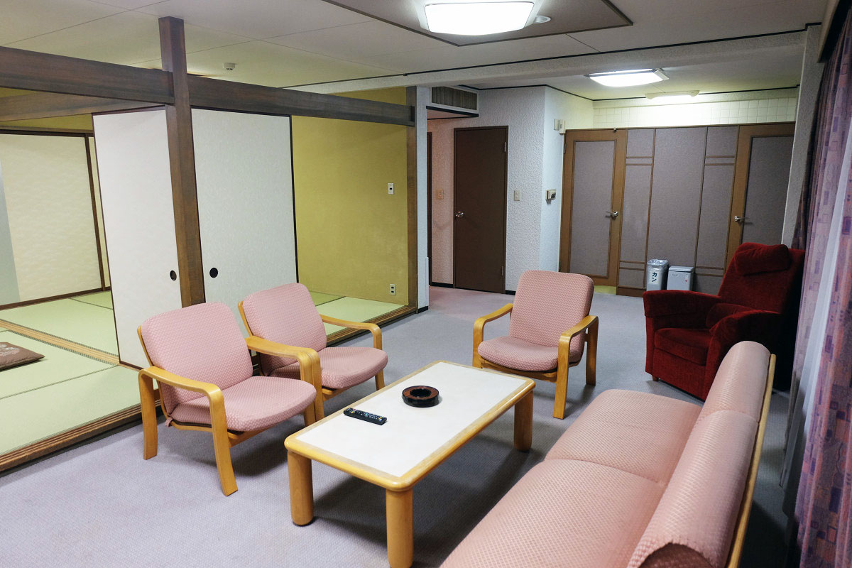 洋室リビングと和室2部屋