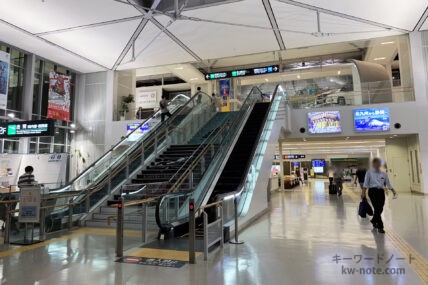 エスカレーターに立つのは左右どっち？