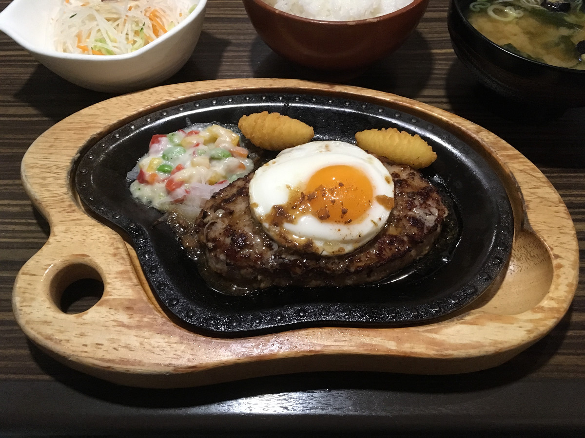 びっくりドンキー 東六郷店「エッグハンバーグステーキ 200g」(2017年7月)