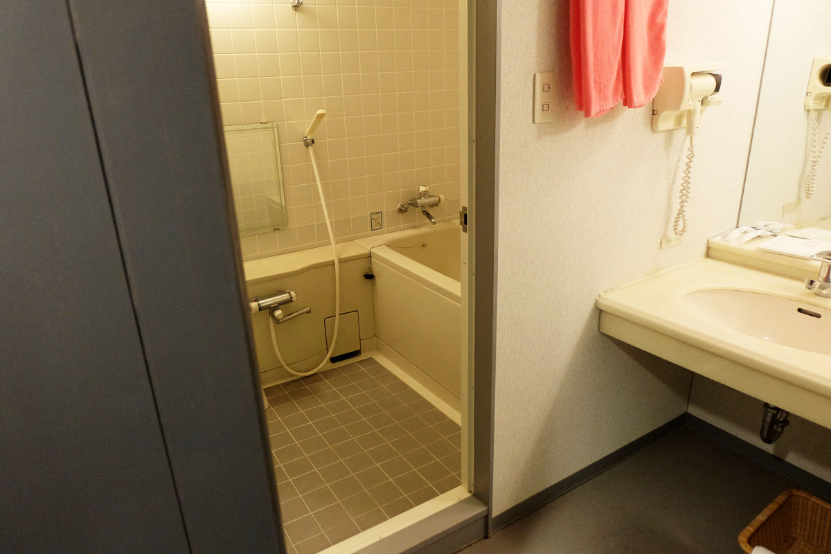 洗面台とバスタブ