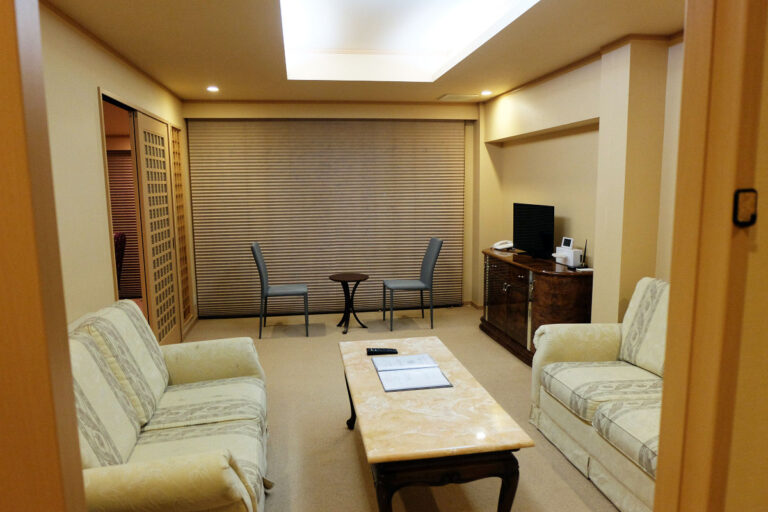 34畳（川側洋室）