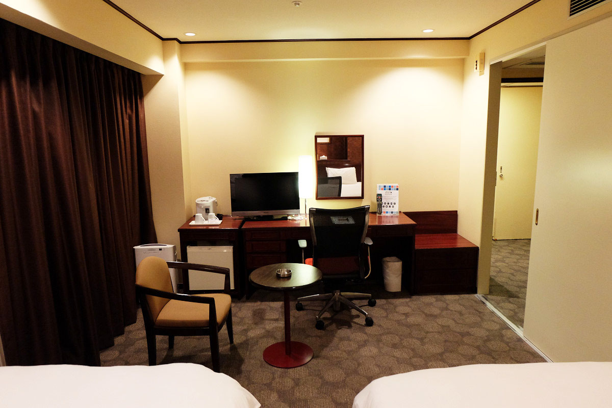 ベッドルームのデスク