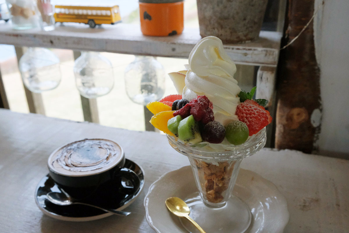 フルーツパフェ、モカチーノ