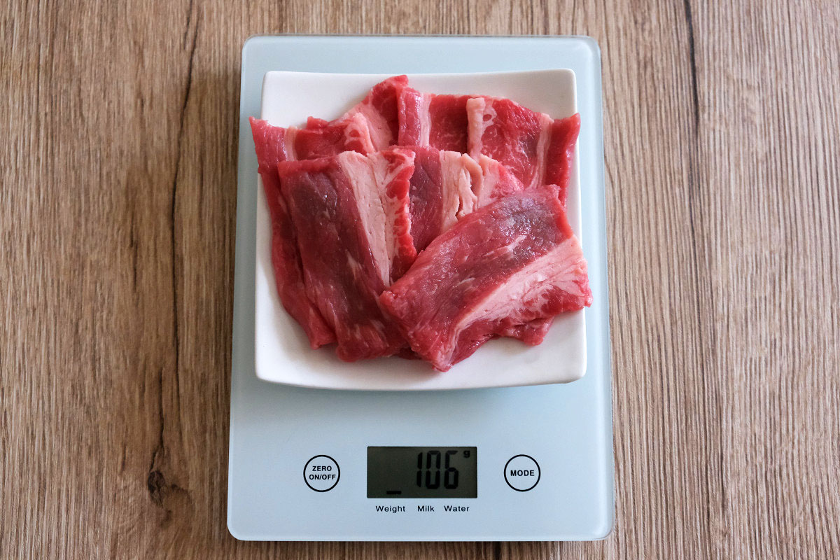 焼肉1人前(106g)の量