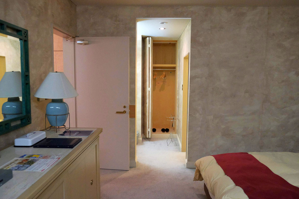 ベッドルームのドア側