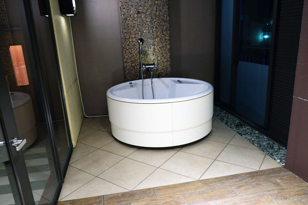 ジェットバスの露天風呂