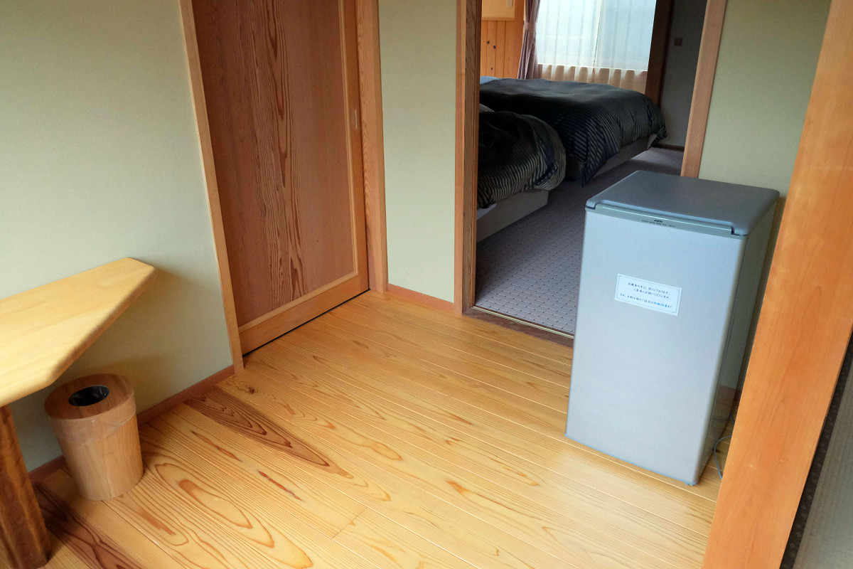 洗面台とベッドルームへの通路