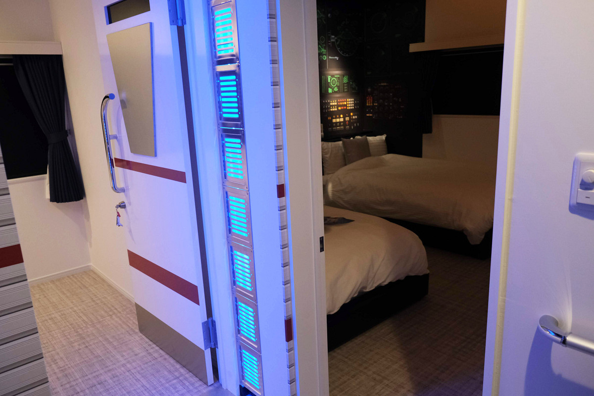 2階の2部屋ドア