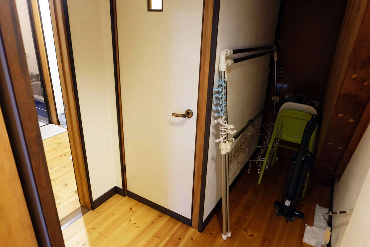 階段と物置スペース