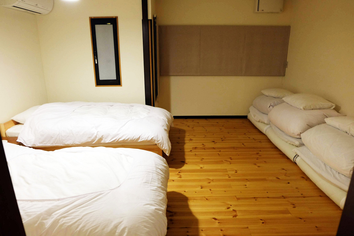 リビング向かいのベッドルーム