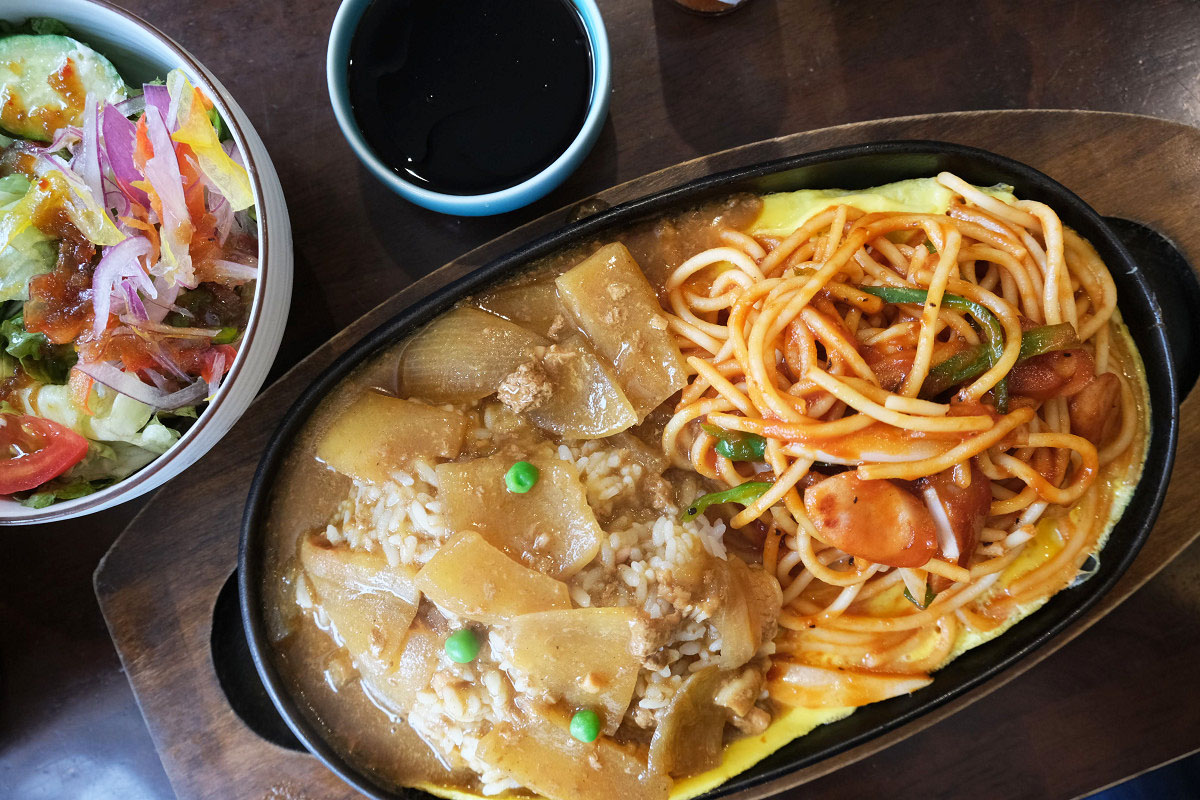 鉄板に敷かれた卵