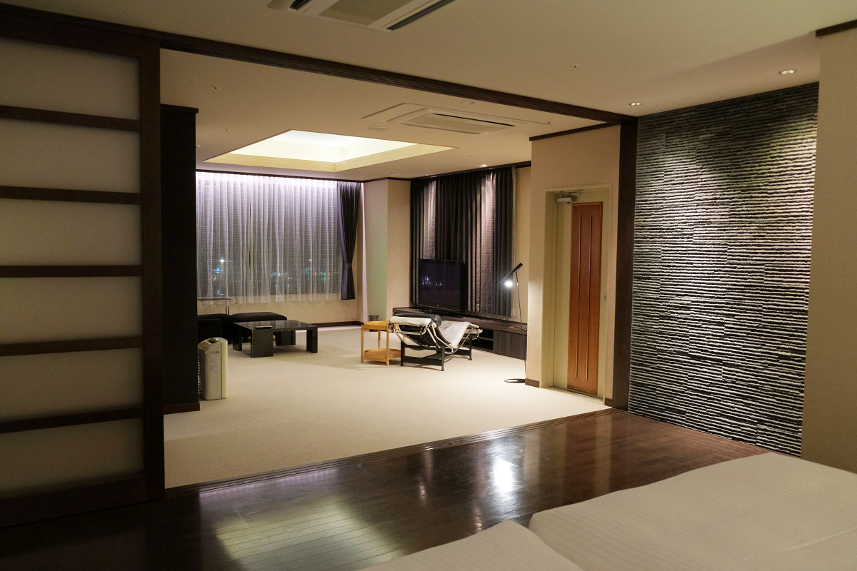 ベッド側から見たリビング