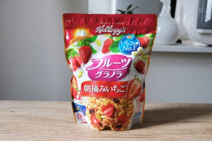 フルーツグラノラ 朝摘みいちご（正面）