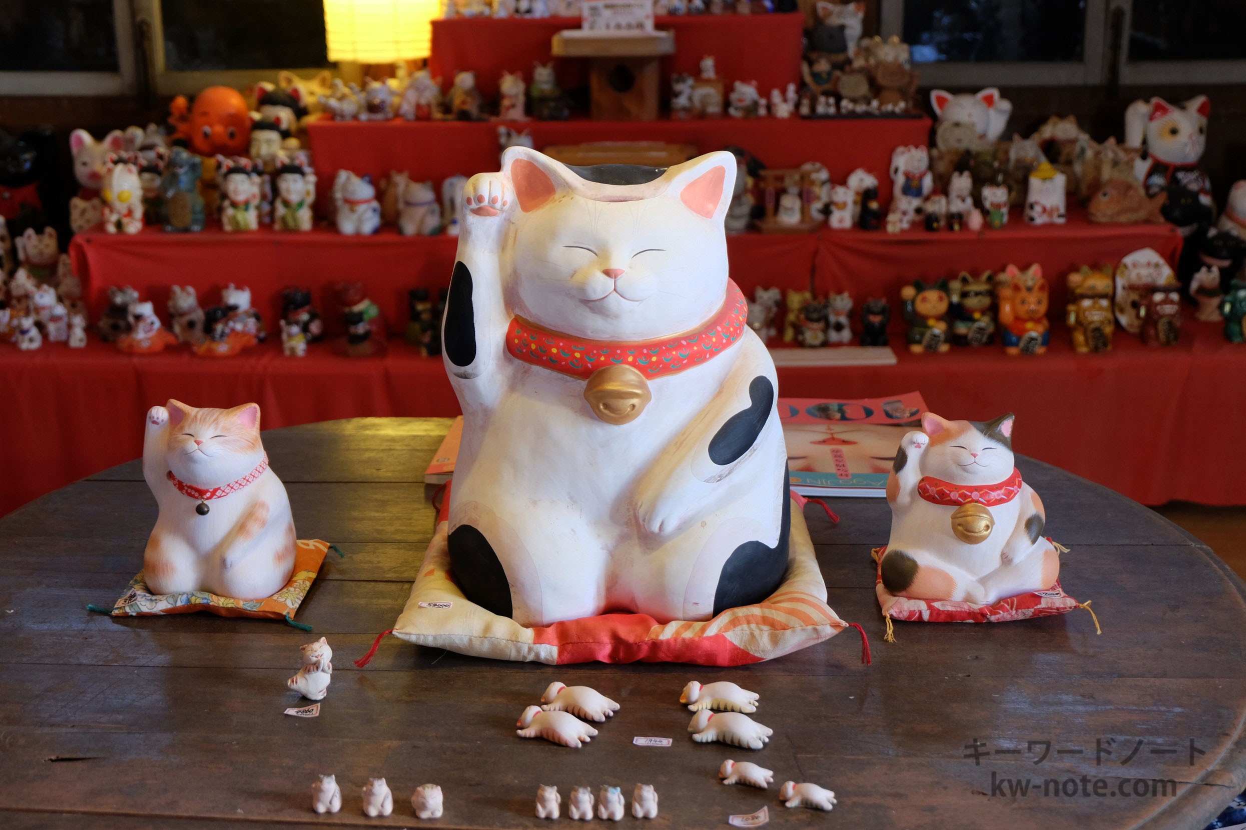 テーブルに座る大きい招き猫