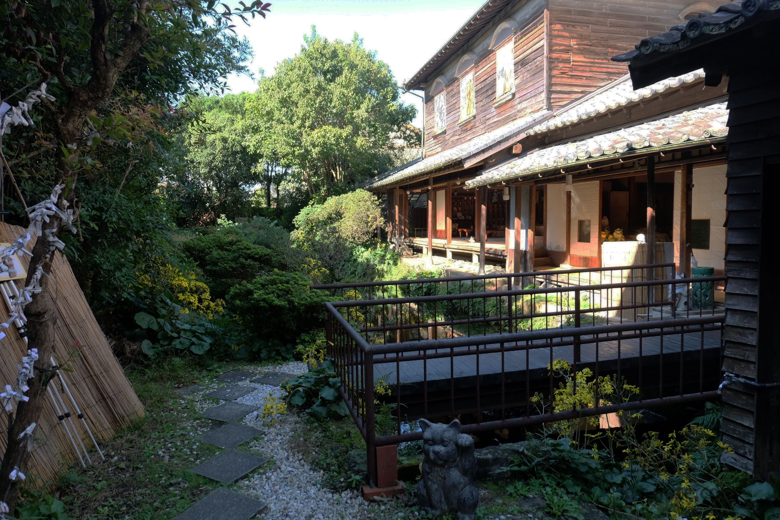 湧水の上を通る橋