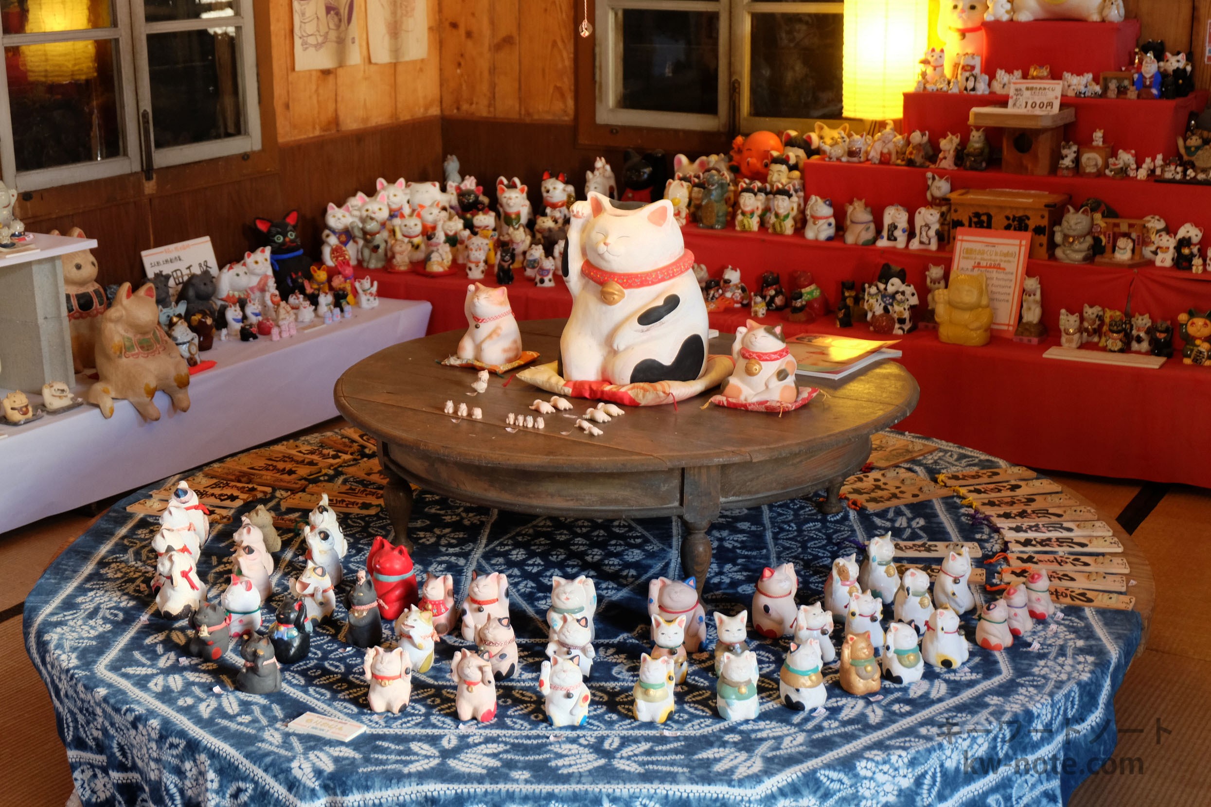 招き猫屋敷内のかわいい招き猫達