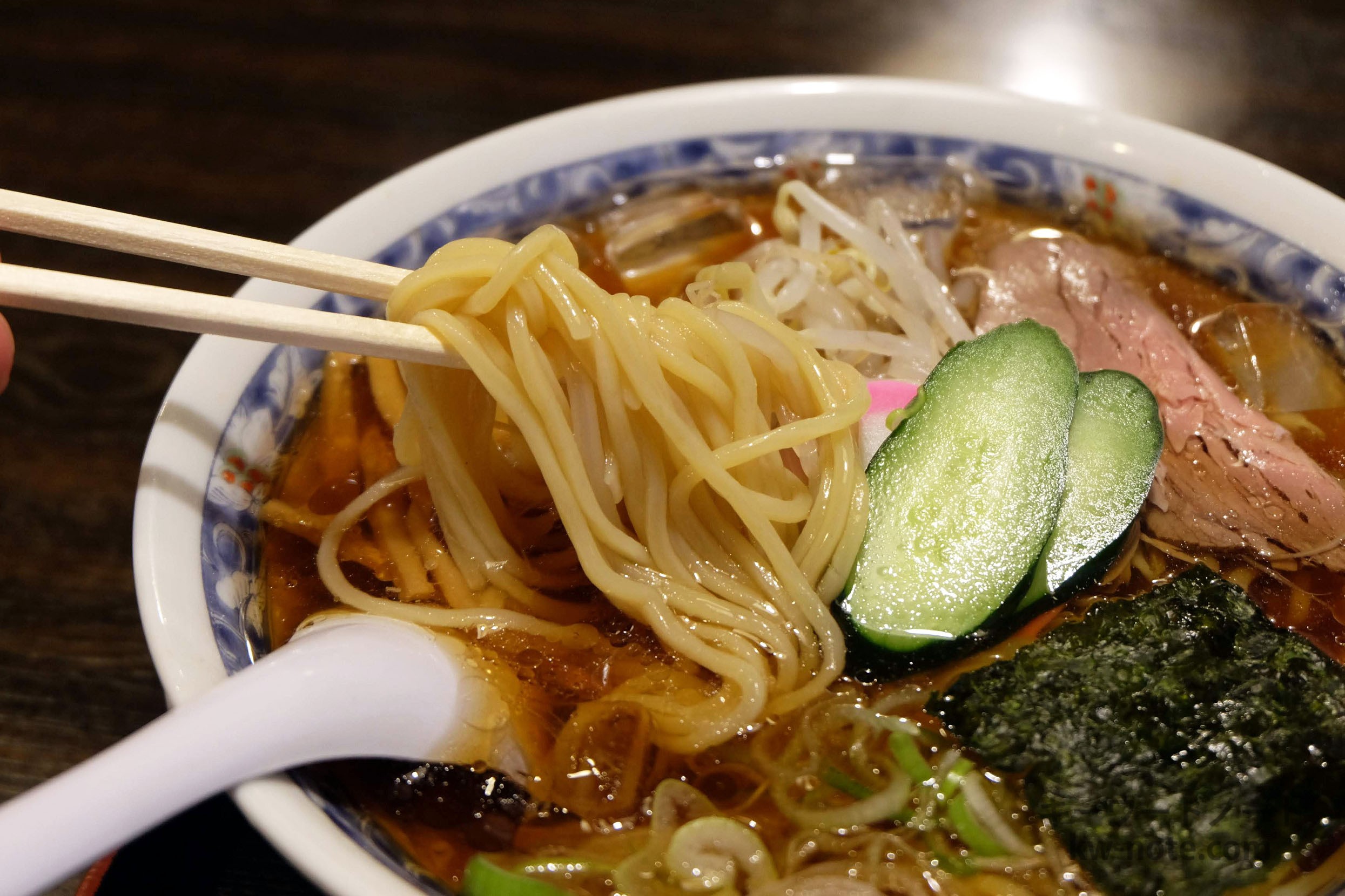ストレートの中細麺