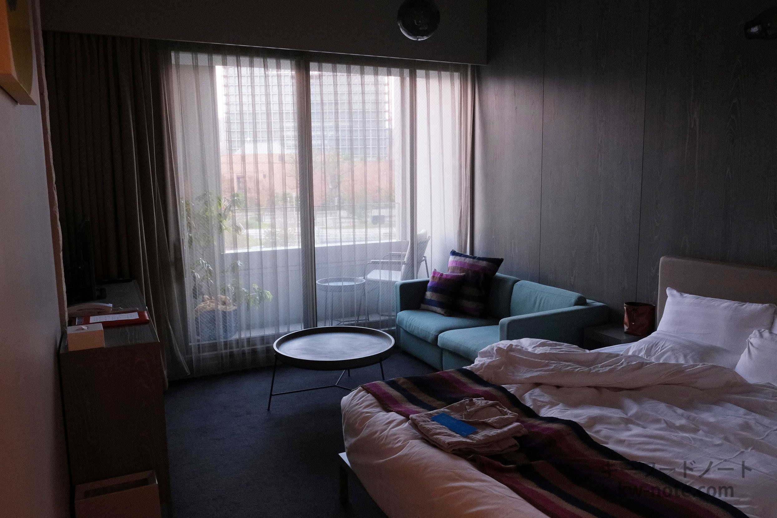 朝日が照らす部屋