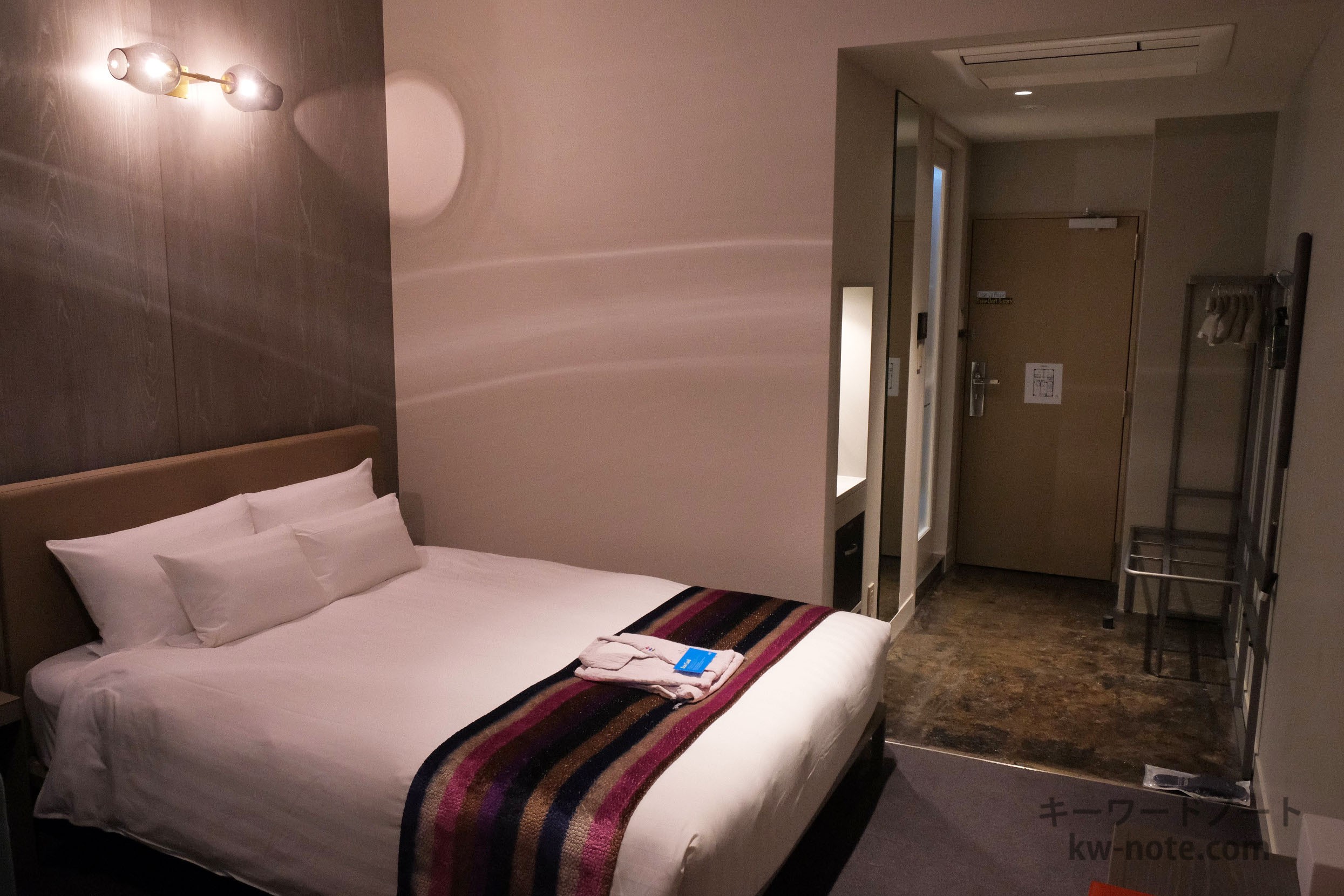 リバービューダブルのベッド、入口側