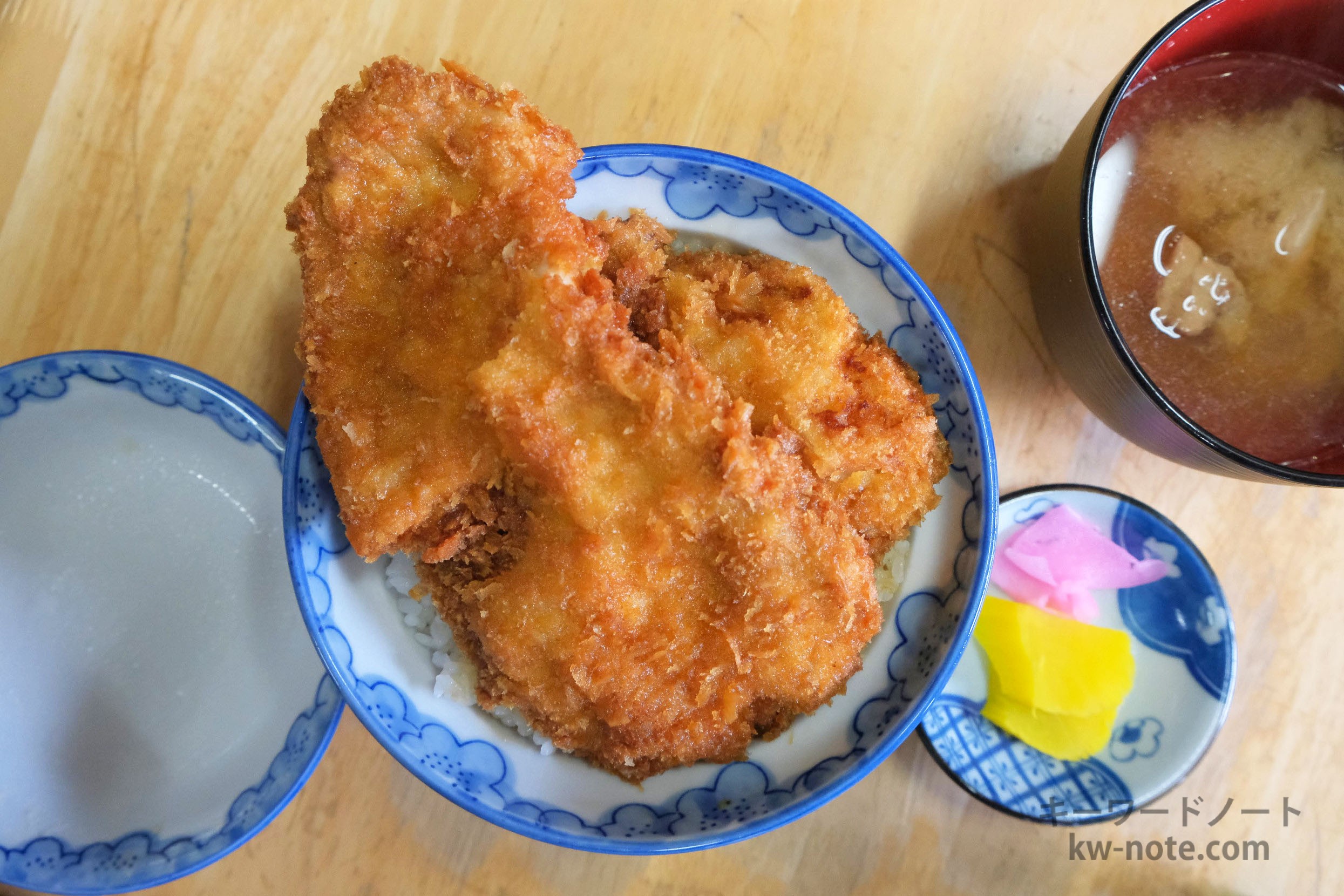 上から見たわらじカツ丼
