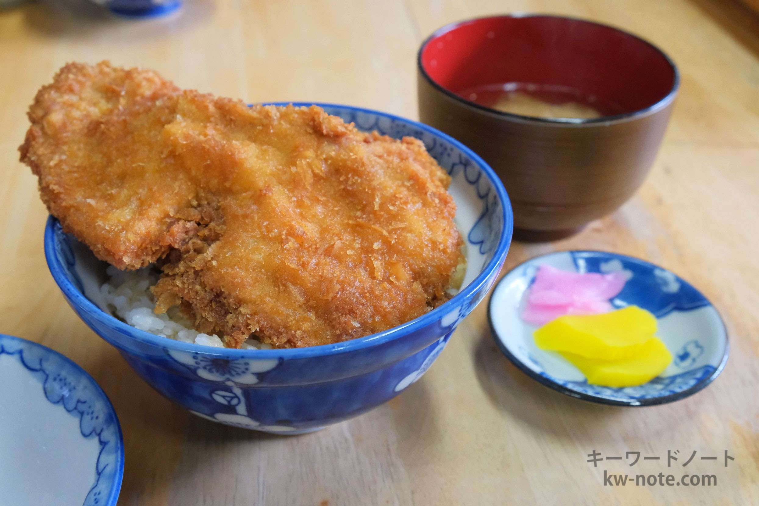 横から見たわらじカツ丼