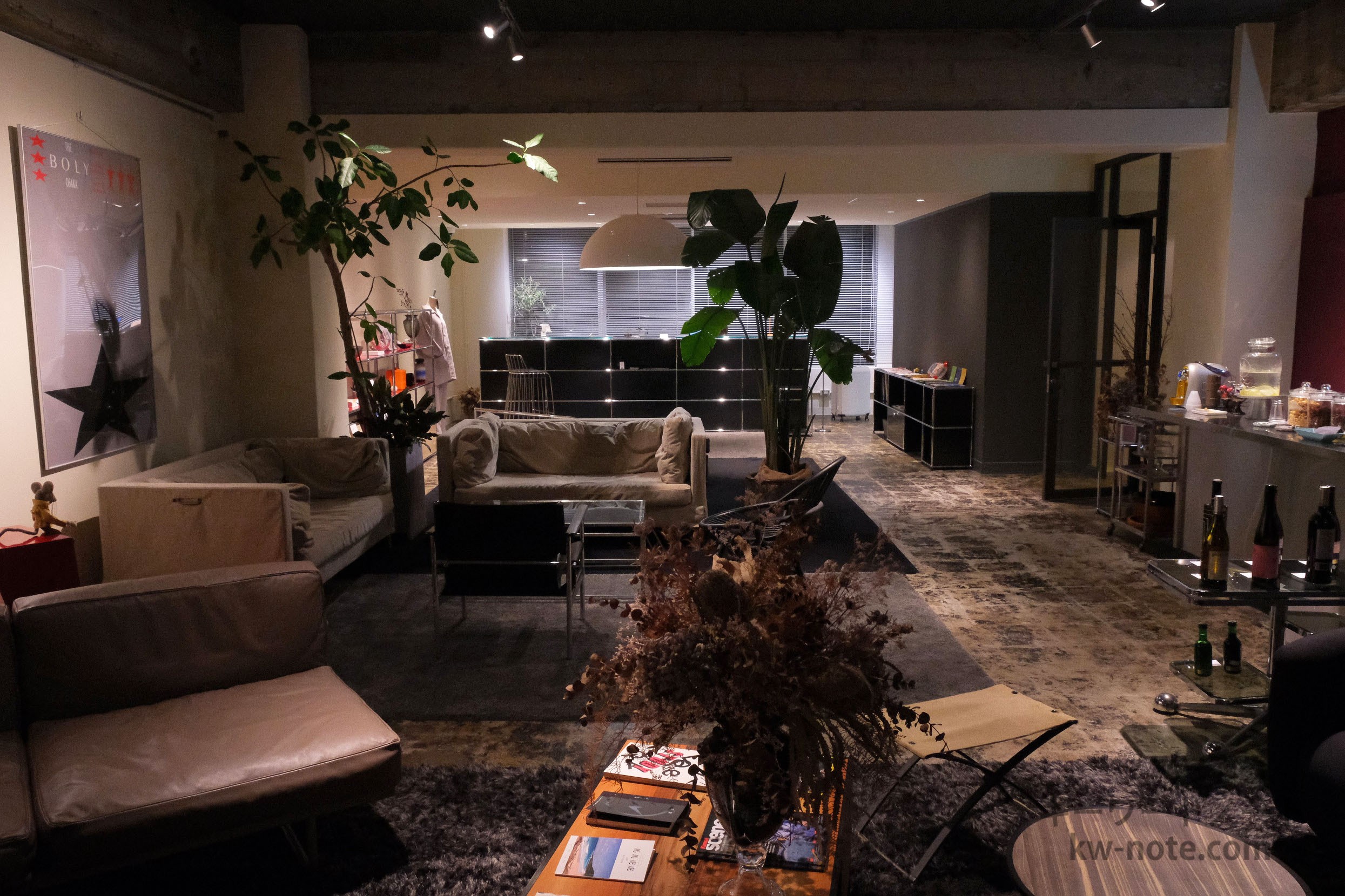 夜のラウンジの様子