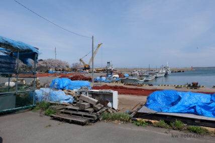 向かいの海側にある漁船