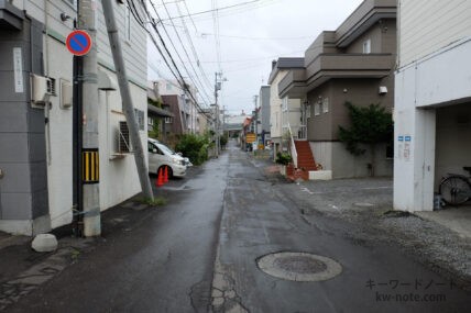 店舗裏の駐車場前