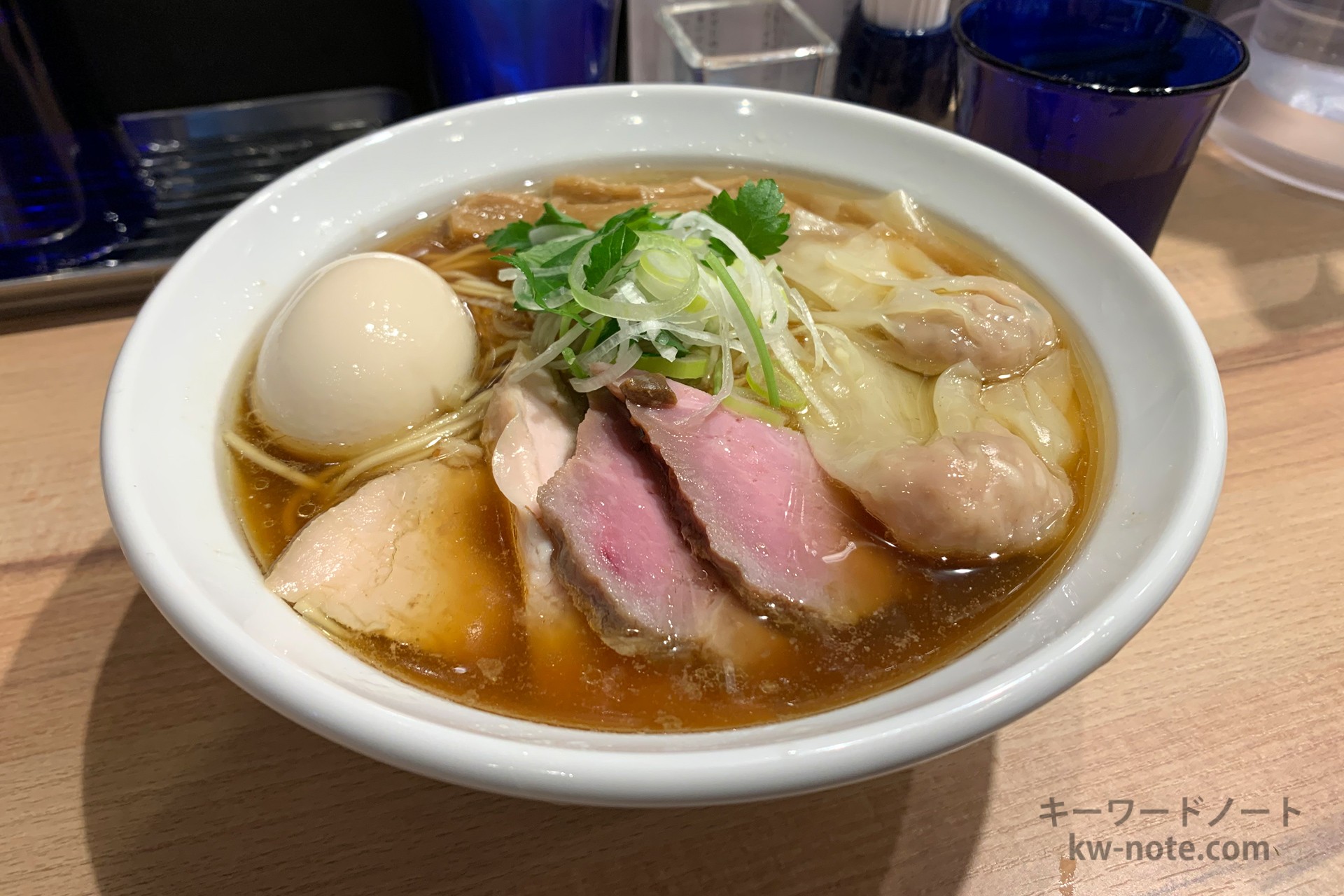 具材は低温調理の豚チャーシューと鶏チャーシュ、味玉、ワンタン、メンマ、ネギ、ミツバ