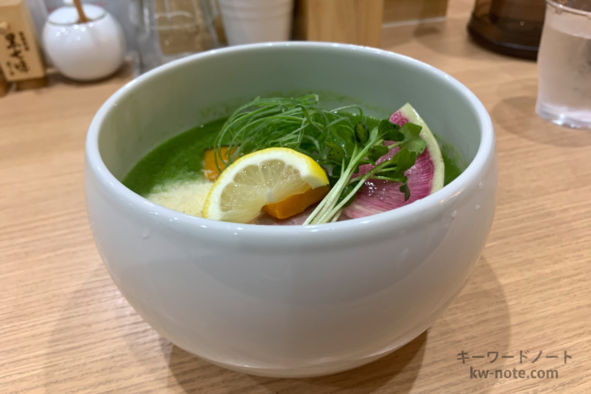 丸い器に入ったラーメン