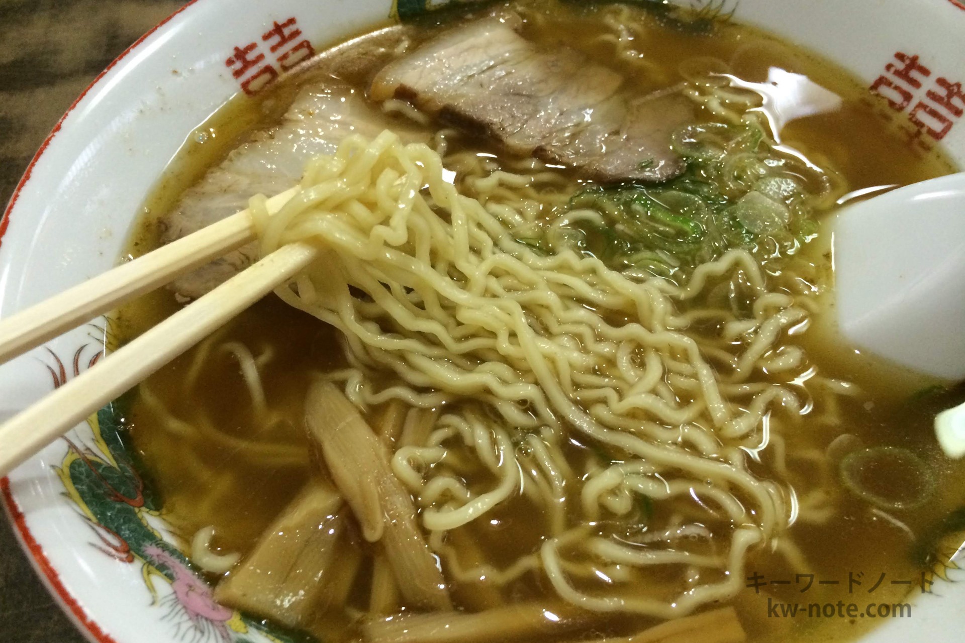 高山ラーメンの縮れた麺