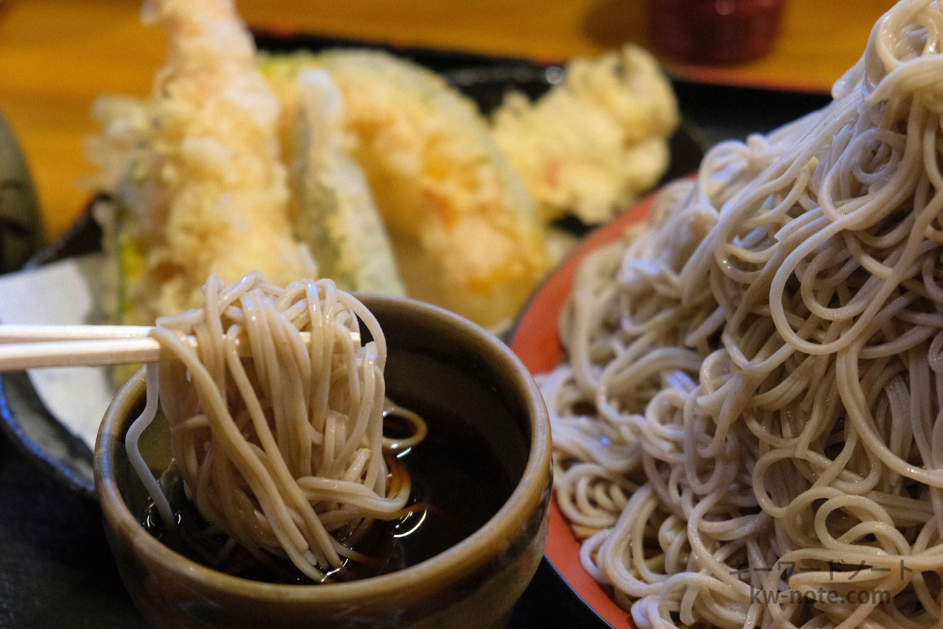 つゆをつけたそば麺