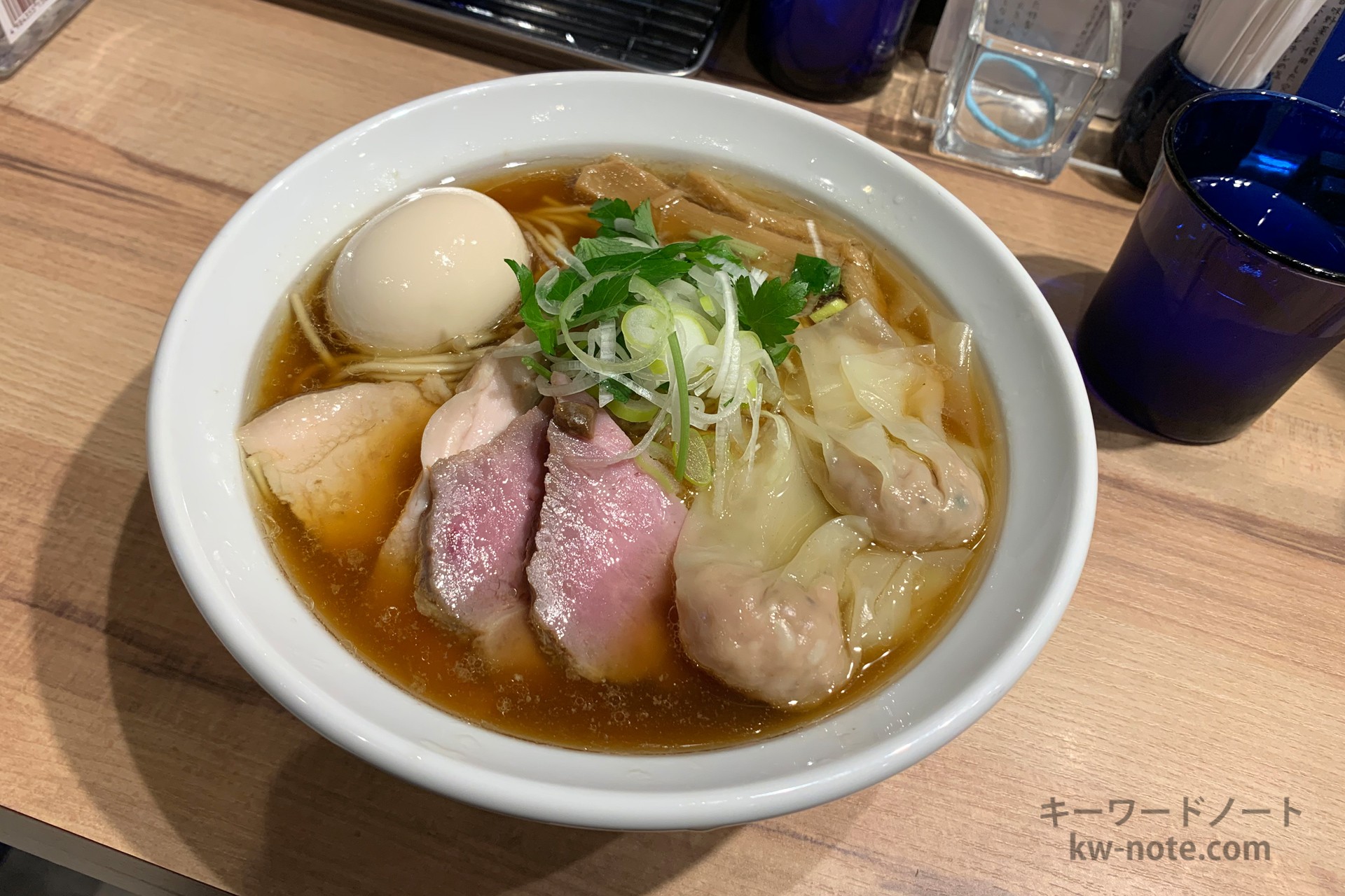 澄んでいて油膜のあるスープ