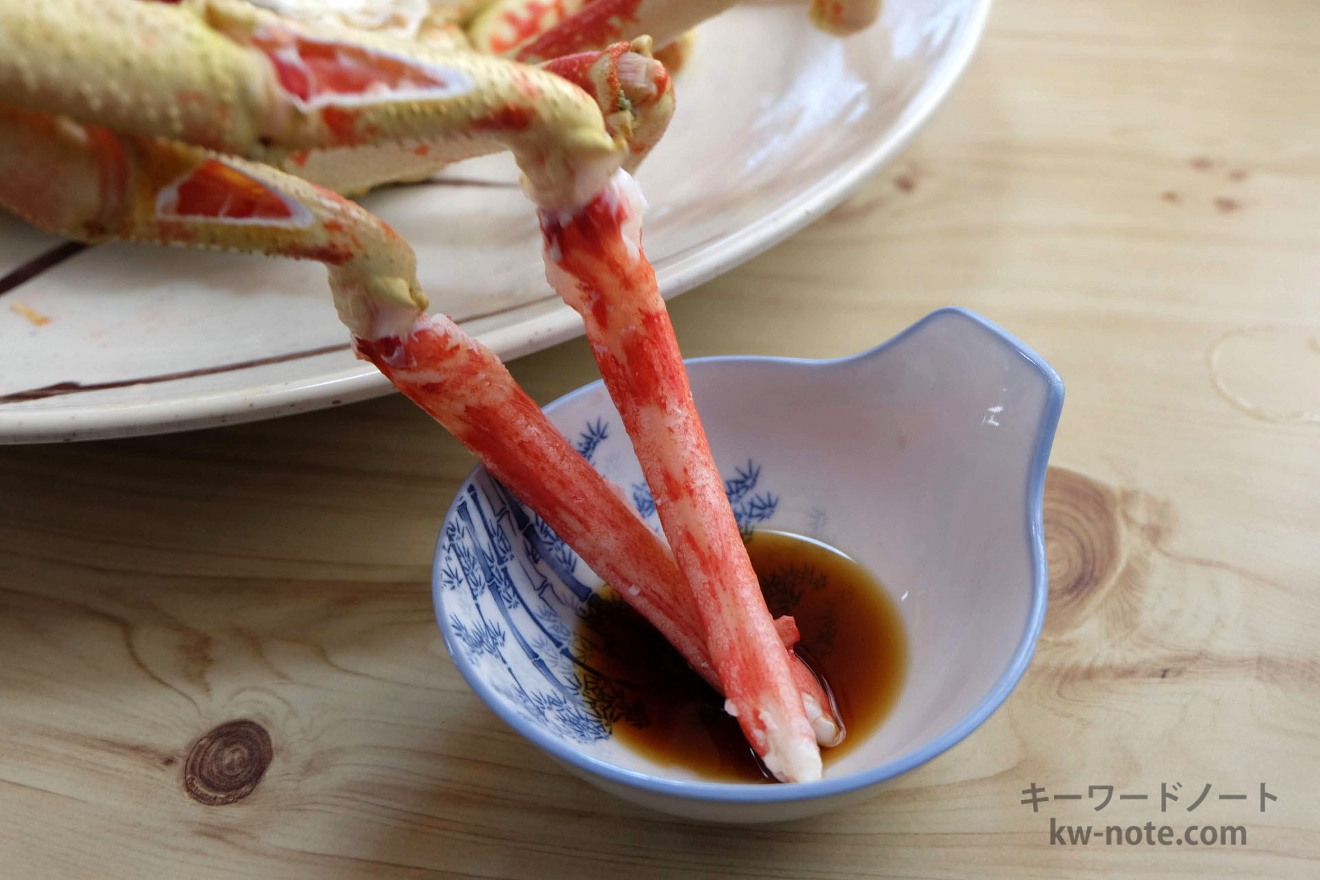 高足がにを刺身醤油につけて食べる
