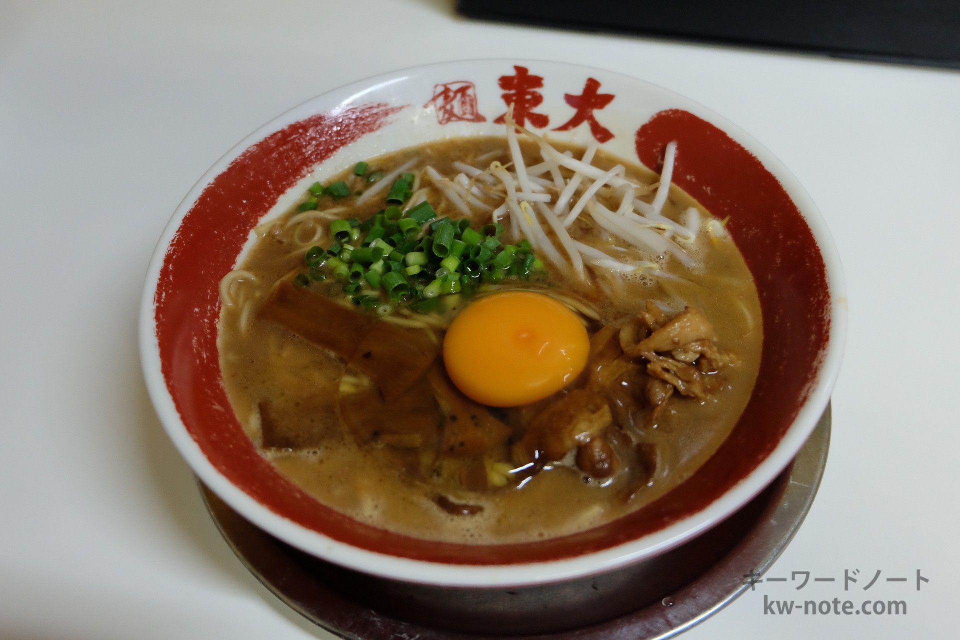 玉子を乗せた徳島ラーメン