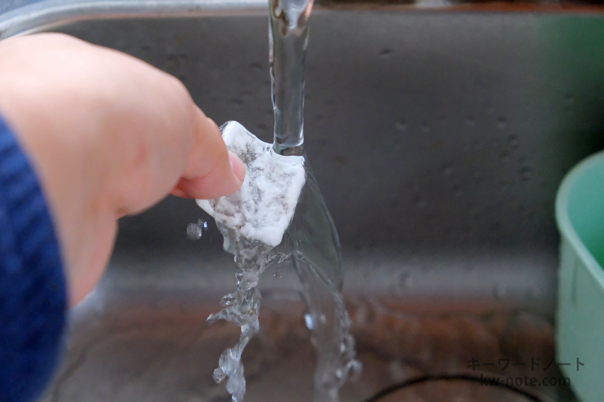 雪がわらの表面を水で糖衣を洗い流してみる