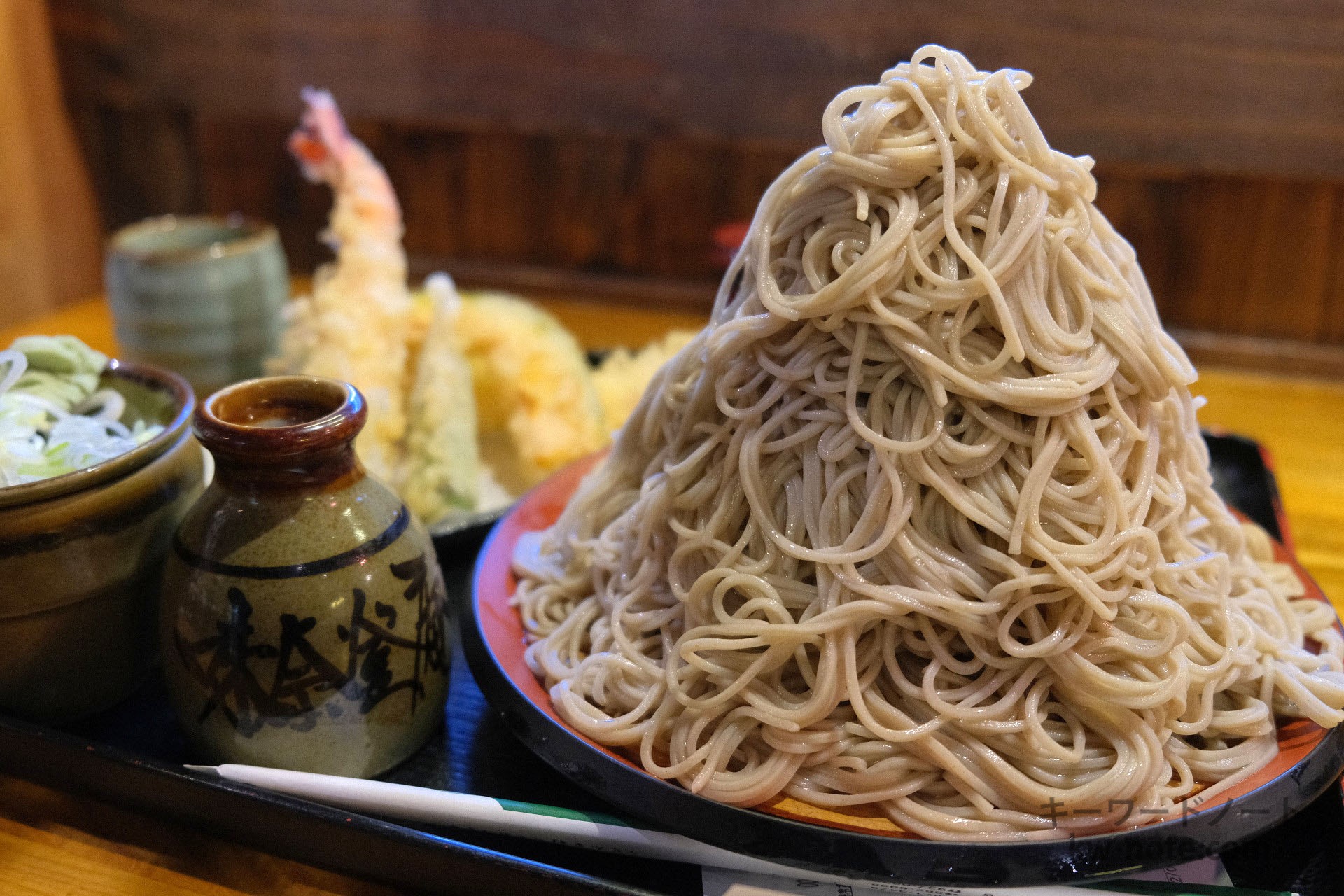 山盛りになった1kgの蕎麦