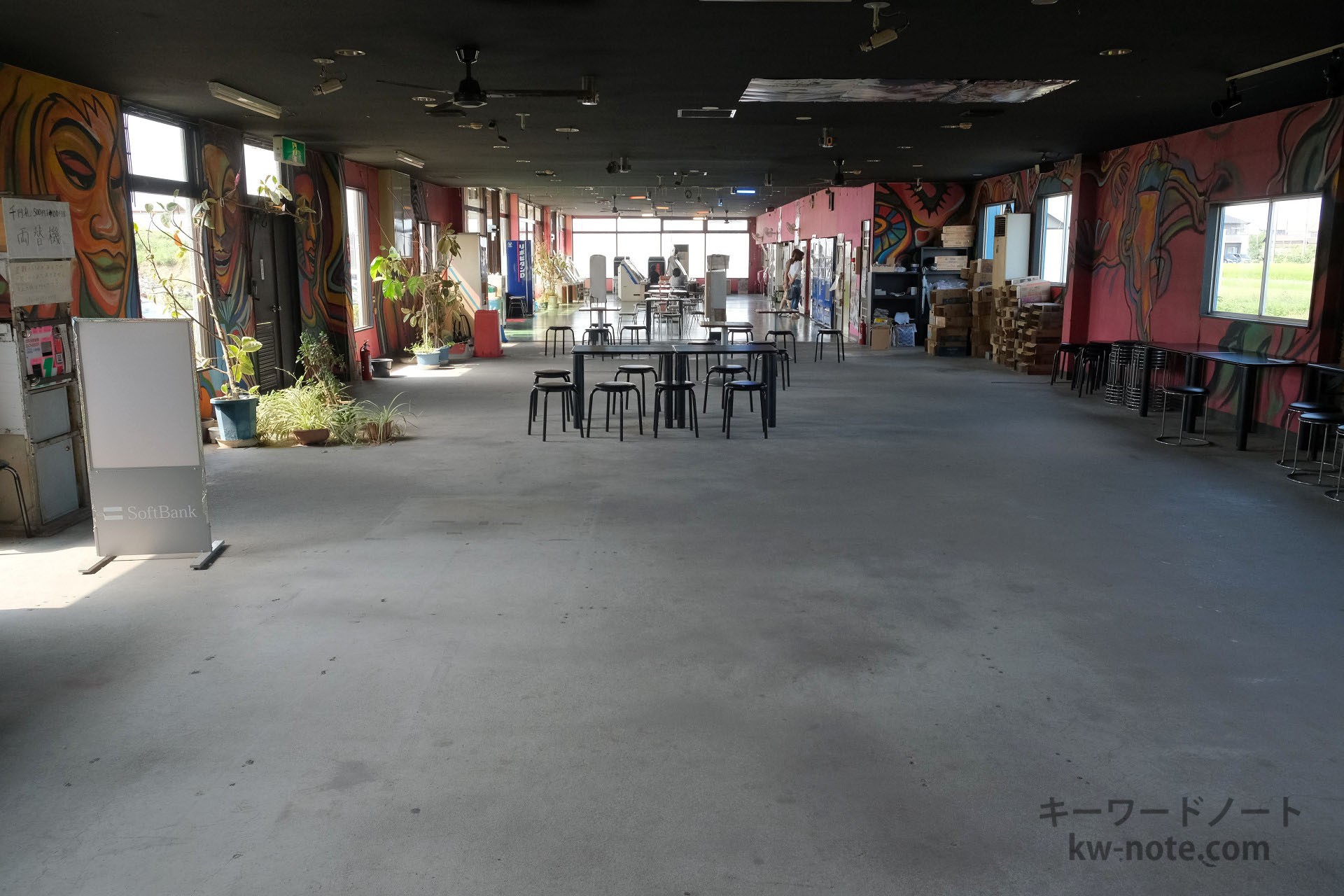 手前の映画撮影エリアと奥のレトロ自販機エリア