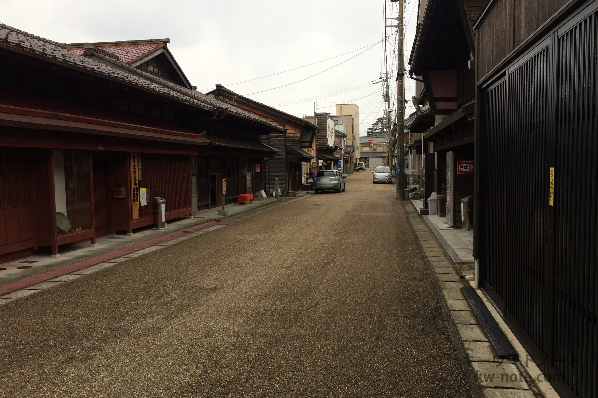駐車場から店舗までの道