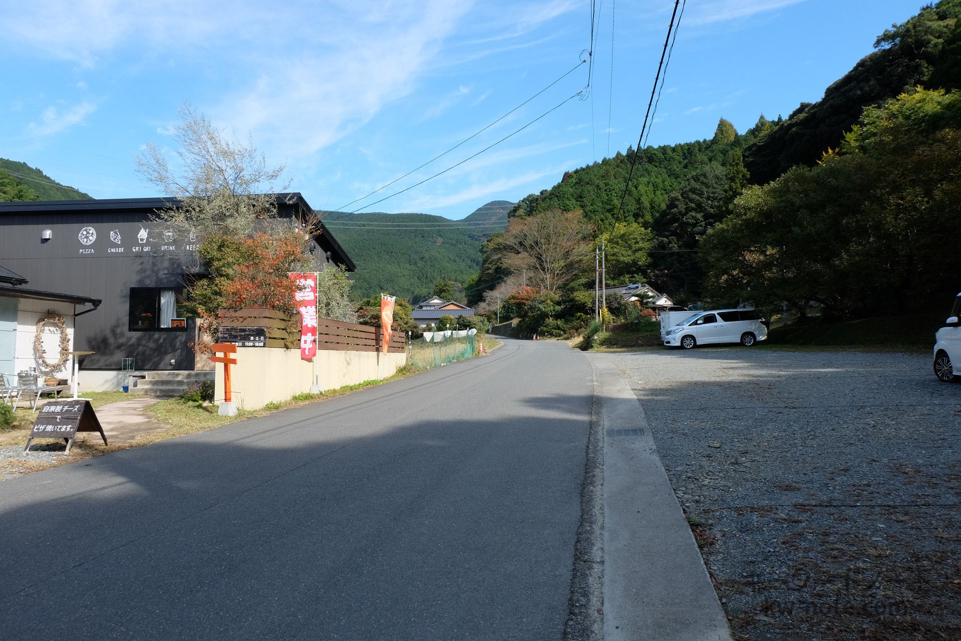 店舗沿いの道路
