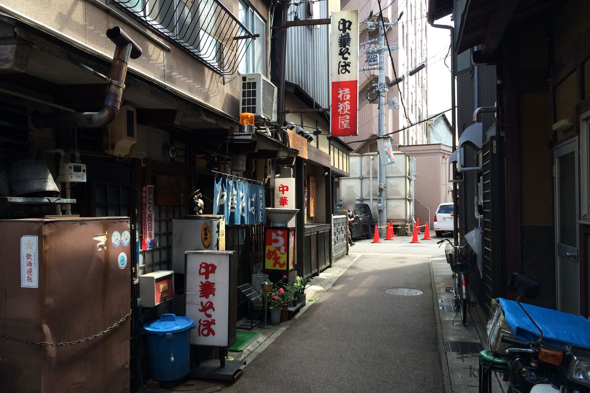 店舗前の細い小路