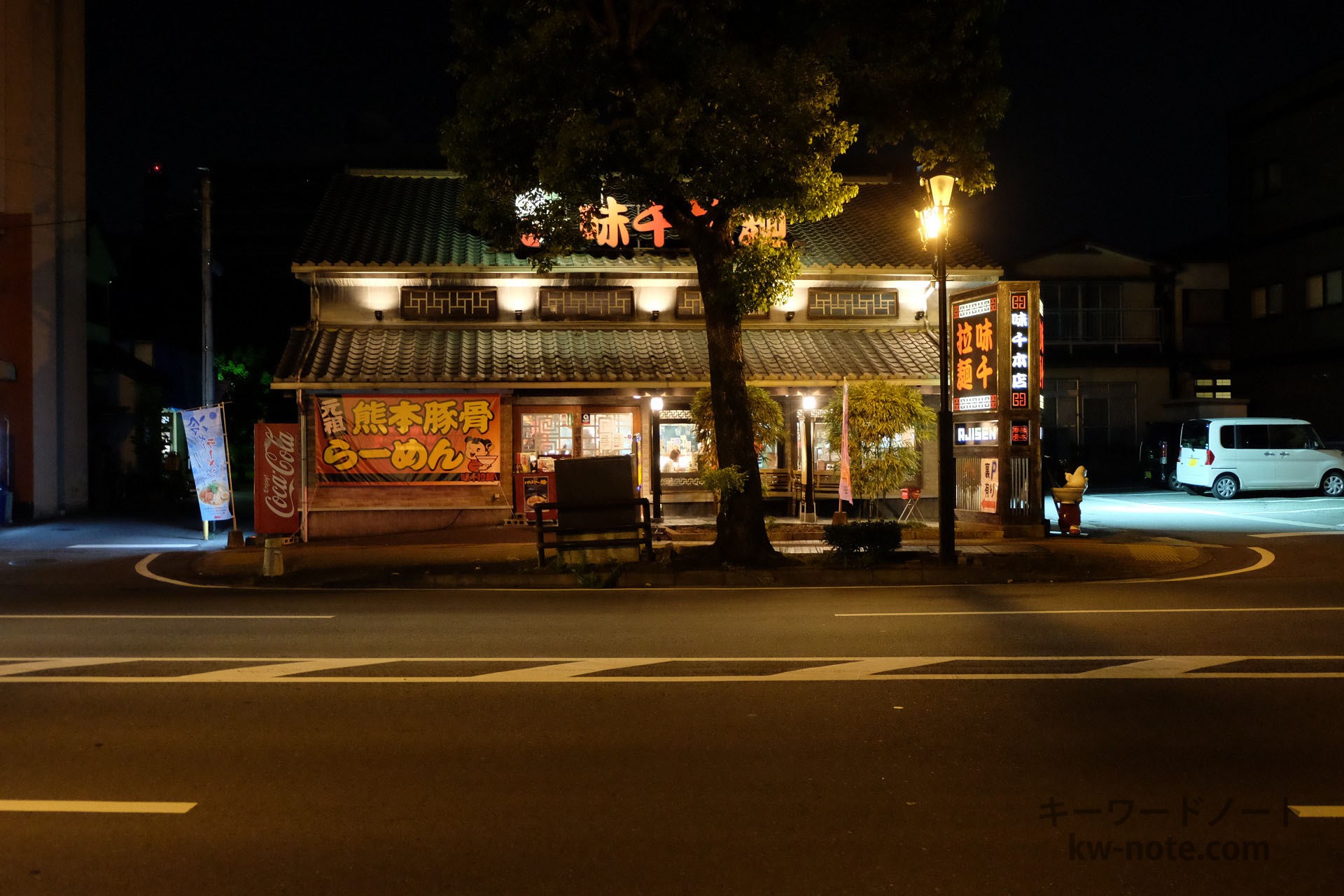 ライトアップされた店舗