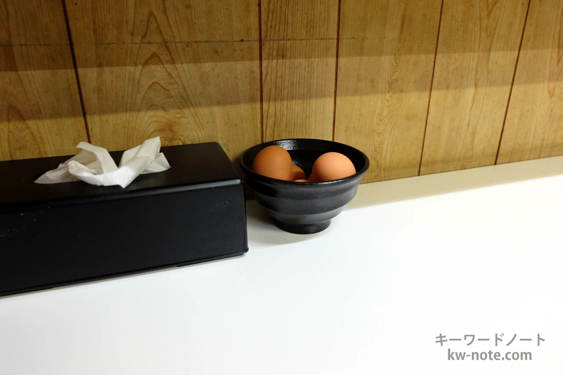 テーブルに置かれた生卵