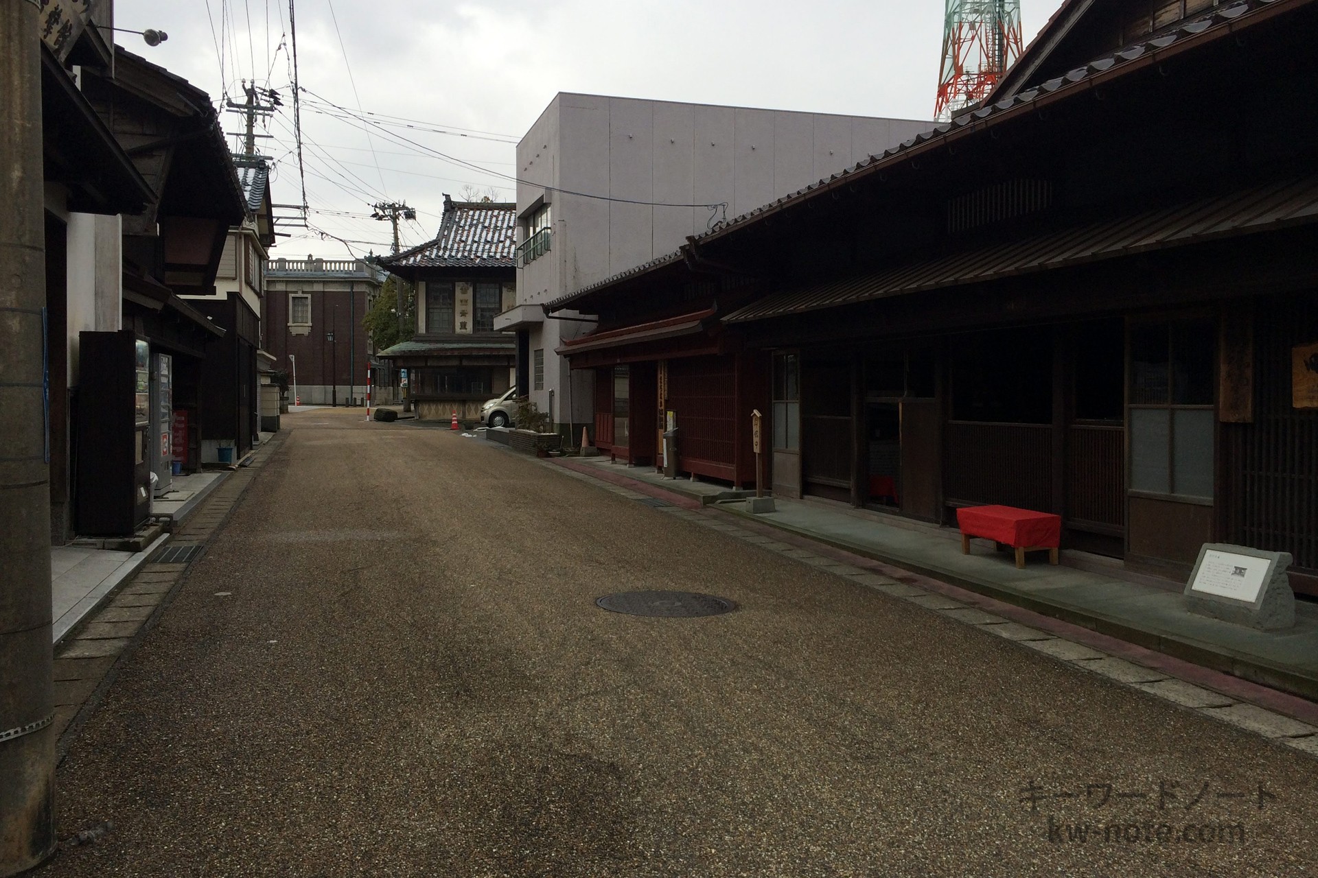 店舗前のレトロな雰囲気の道